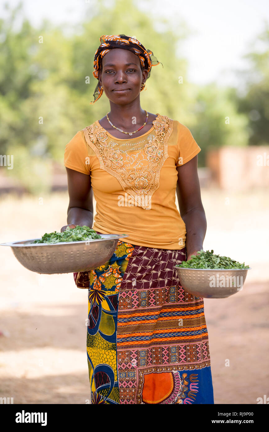 Villaggio Kisambo, Yako, Burkina Faso, 28 novembre 2016; Miriam Ouedraogo, cucinare un pasto per 10, include moringa lascia appena prelevato dal villaggio giardino come ingrediente principale. Foto Stock