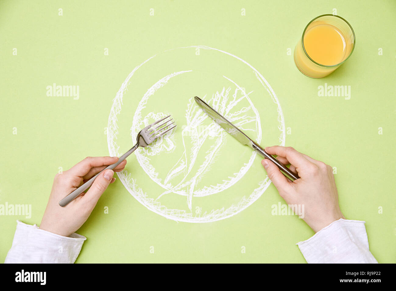 Zeichnung eines Gemüsetellers aus der Vogelperspektive, Eine persona hält Messer und Gabel über den Teller, Foto Stock