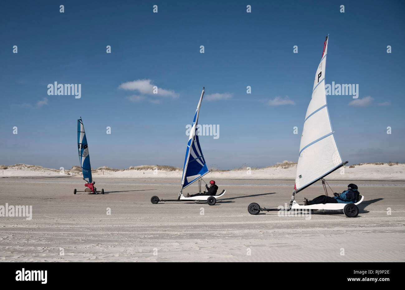 Drei Strandsegler am Sandstrand segeln mit dem Wind Foto Stock