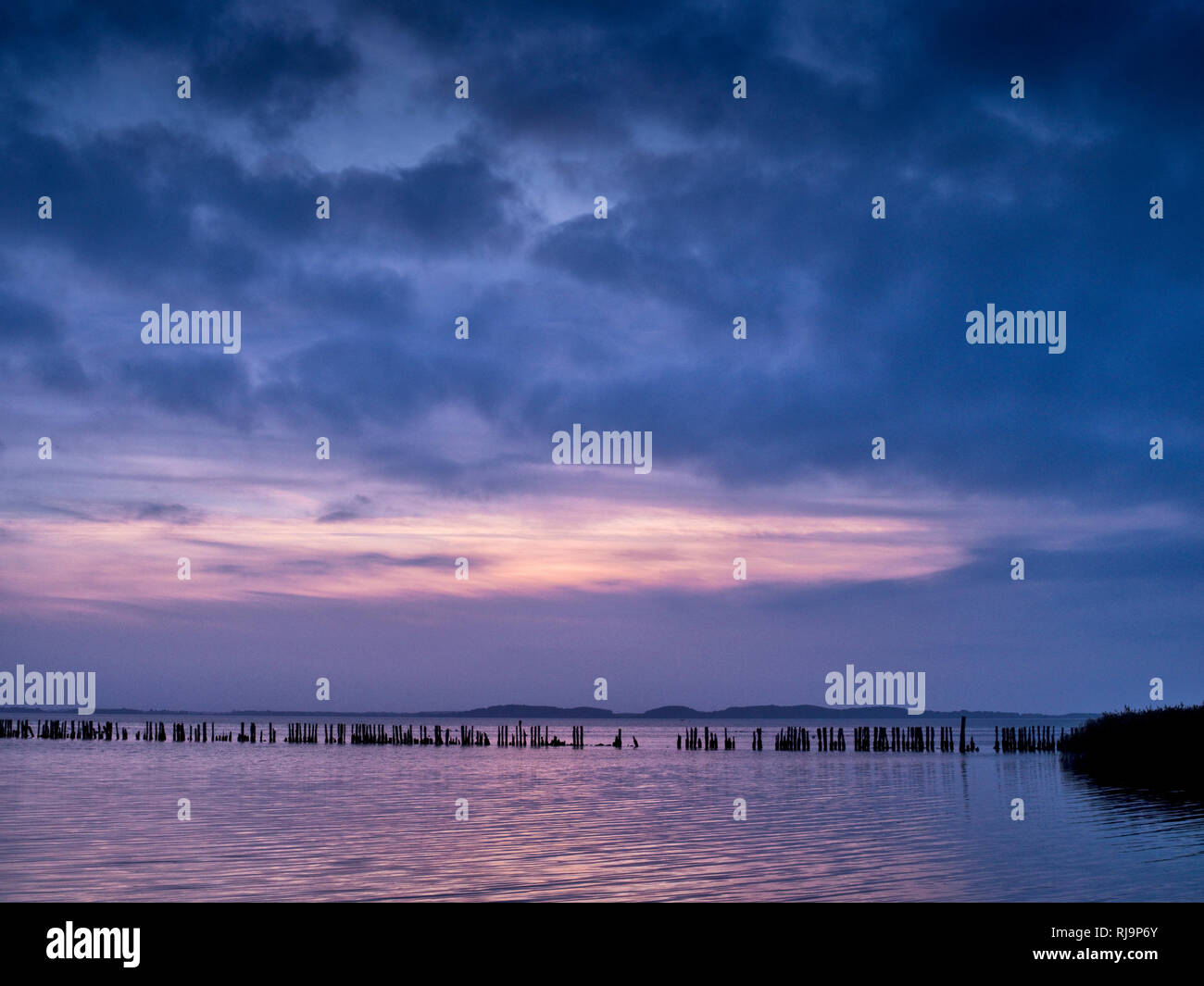 Europa, Deutschland, Meclenburgo-Pomerania Occidentale, Insel Rügen, Abendhimmel über dem Jasmunder Bodden bei Polchow Foto Stock