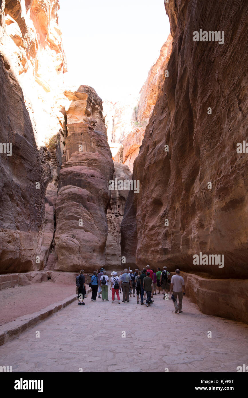 Touristengruppen, der Sik, Siq, Felsschlucht, 1200 m, Petra Wadi Musa, Nabatäer Hauptstadt, UNESCO Weltkulturerbe, Jordanien, Asien Foto Stock