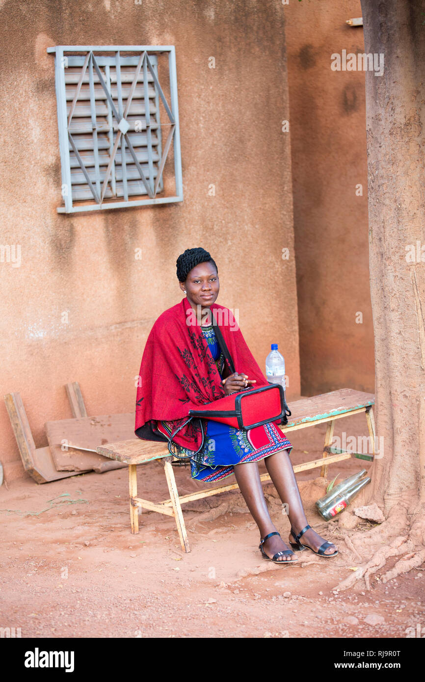 Composto SEMUS Yako, Burkina Faso, 29 novembre 2016; giovane donna che funziona come un traduttore. Foto Stock