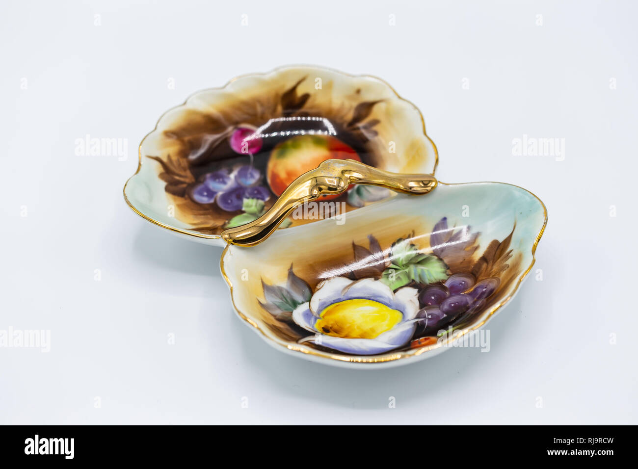 Una ceramica dipinta relish vassoio o piatto di caramelle Foto Stock
