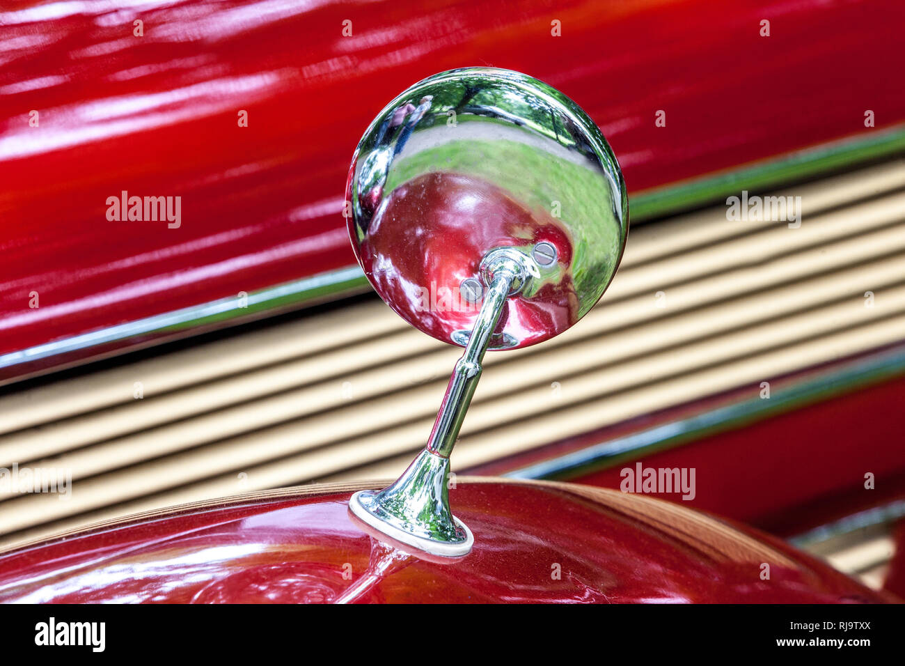 Veteran Czechoslovak car, Aero 50 cabrio Sodomka 1938, primo piano Rearview Mirror Foto Stock