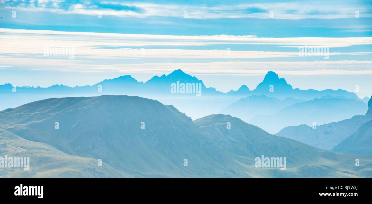 Layered montagne sullo sfondo del paesaggio delle Dolomiti, Italia Foto Stock