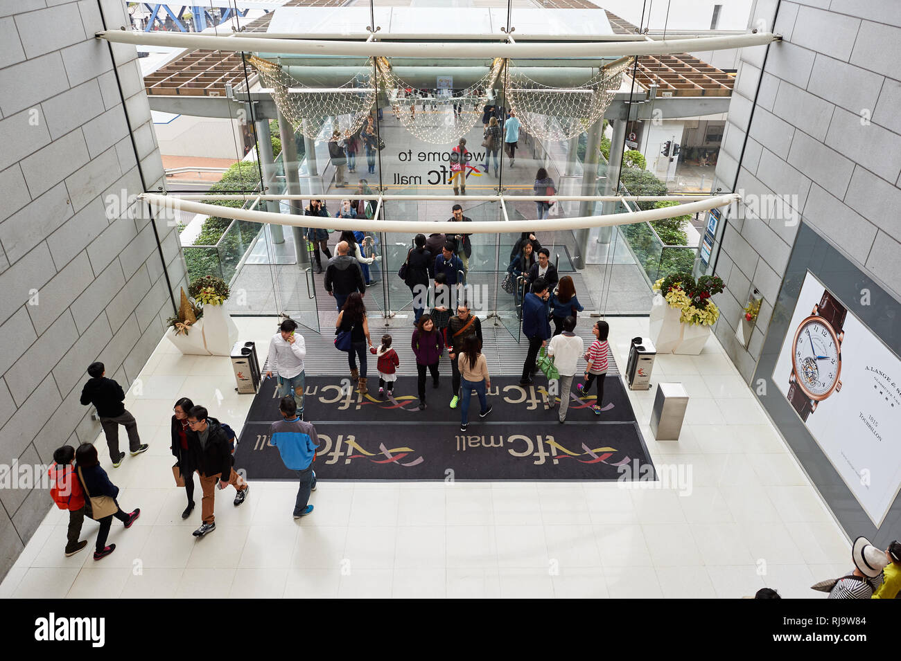 HONG KONG - Dicembre 25, 2015: all'interno di ifc mall. Il centro finanziario internazionale, bollato come "ifc' è un sistema integrato di sviluppo commerciale sulla wate Foto Stock