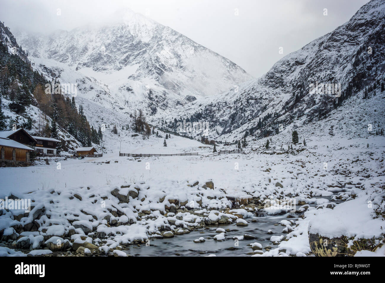 Österreich, Tirol, Stubaier Alpen, Gries im Sulztal, Blick in das winterliche Sulztal mit dem mächtigen Schrankogel im Hintergrund Foto Stock