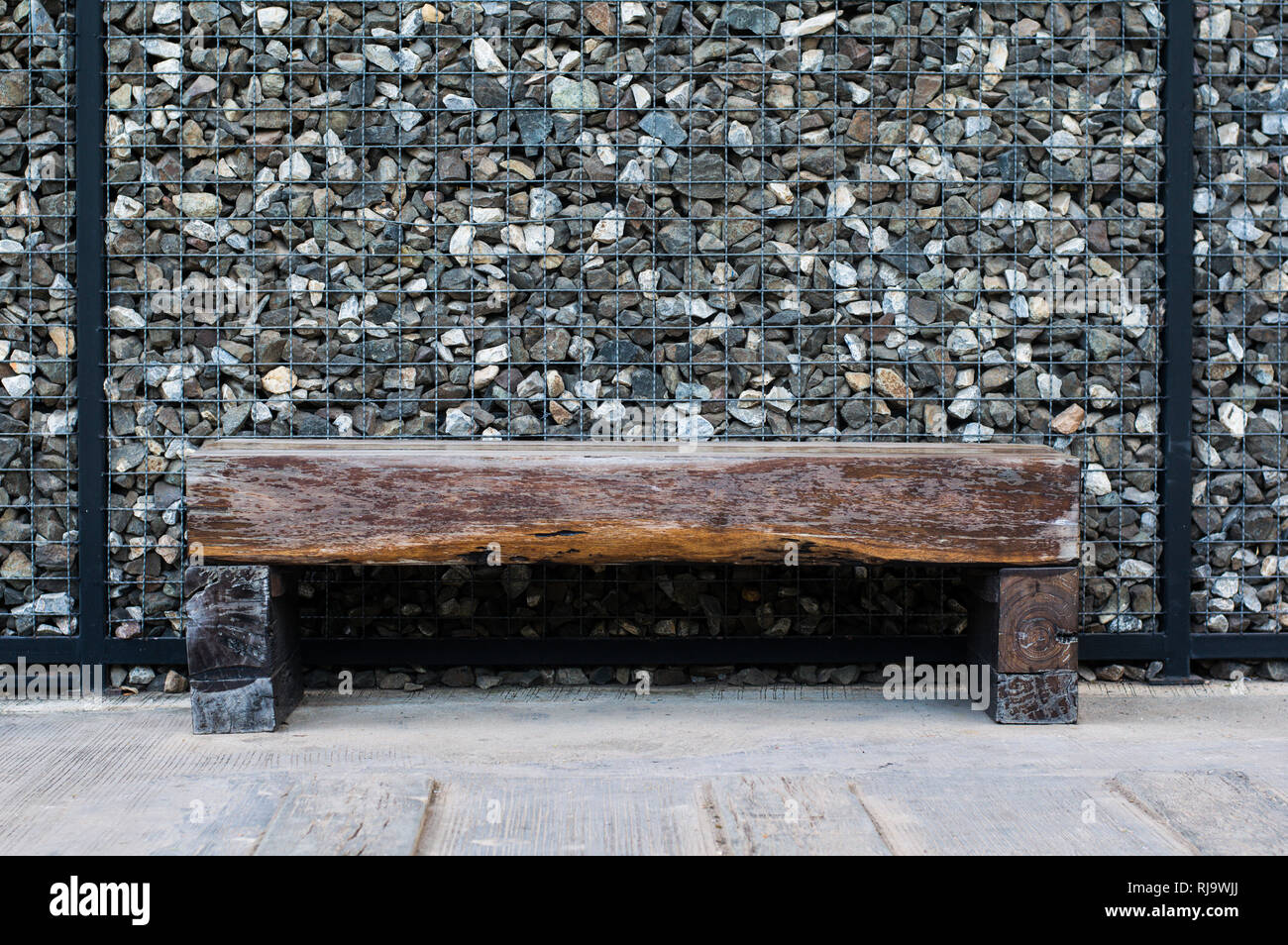 Vecchio di legno una panchina nel parco di decorazione su muro di pietra  ,Classic natura architettura design di mobili Foto stock - Alamy