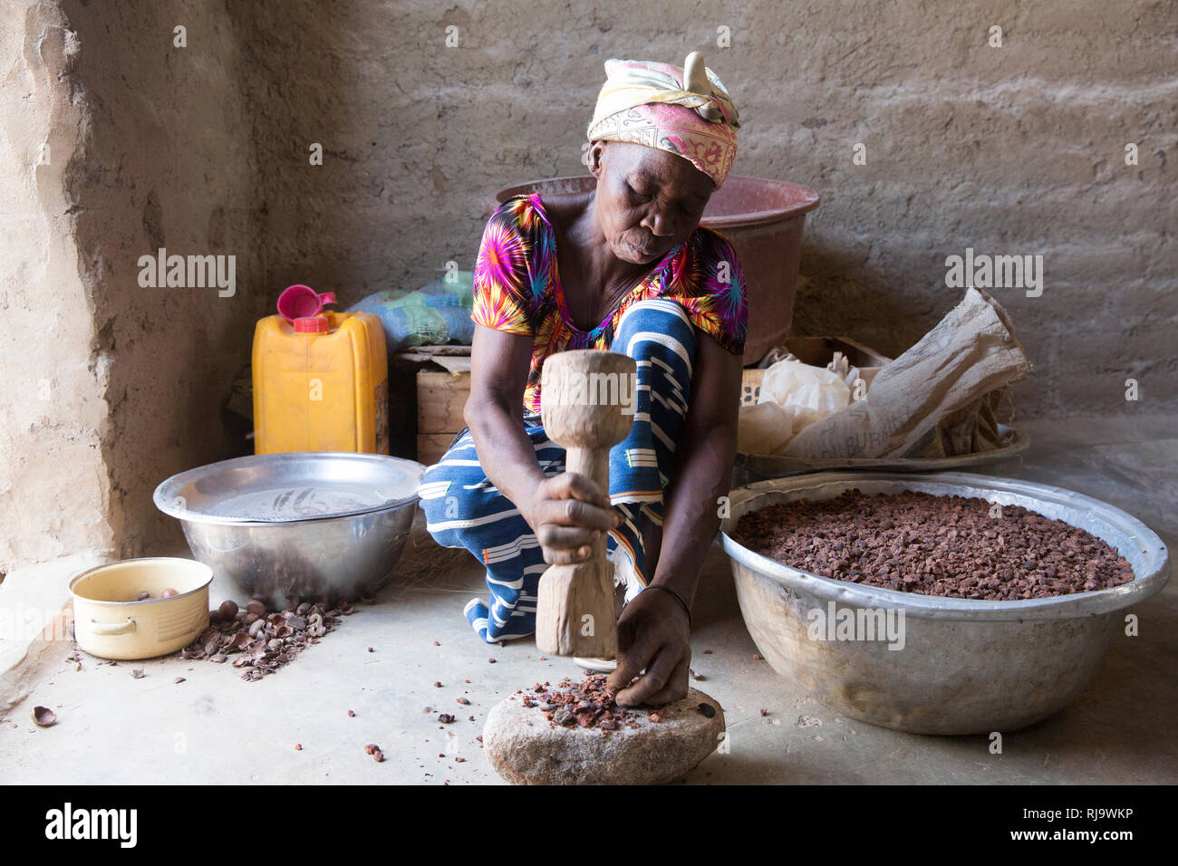 Villaggio Baribsi, Yako, Burkina Faso, 30 novembre 2016; Kwama Koudougou, shelling karité Baribsi per le donne del villaggio di burro di karité gruppo di produzione. Foto Stock