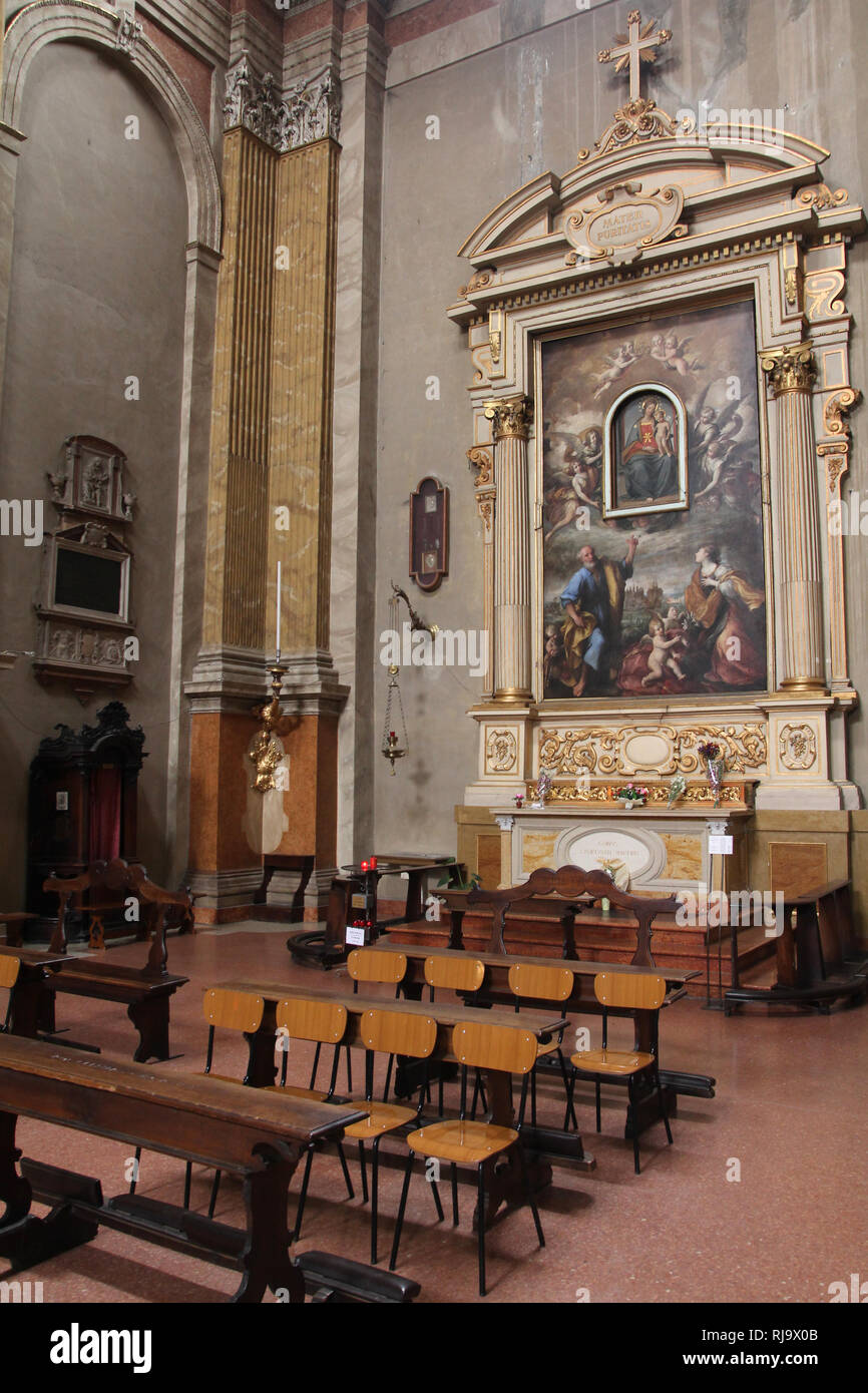 Chiesa dei Santi Pietro e Prospero di Reggio Emilia, Italia - Regione Emilia Romagna. La cappella laterale. Foto Stock