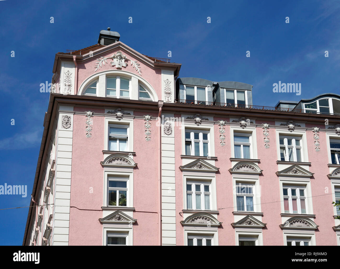 Deutschland, Bayern, München, Altbauwohnungen, Jugendstilhaus, altrosa Fassade Foto Stock