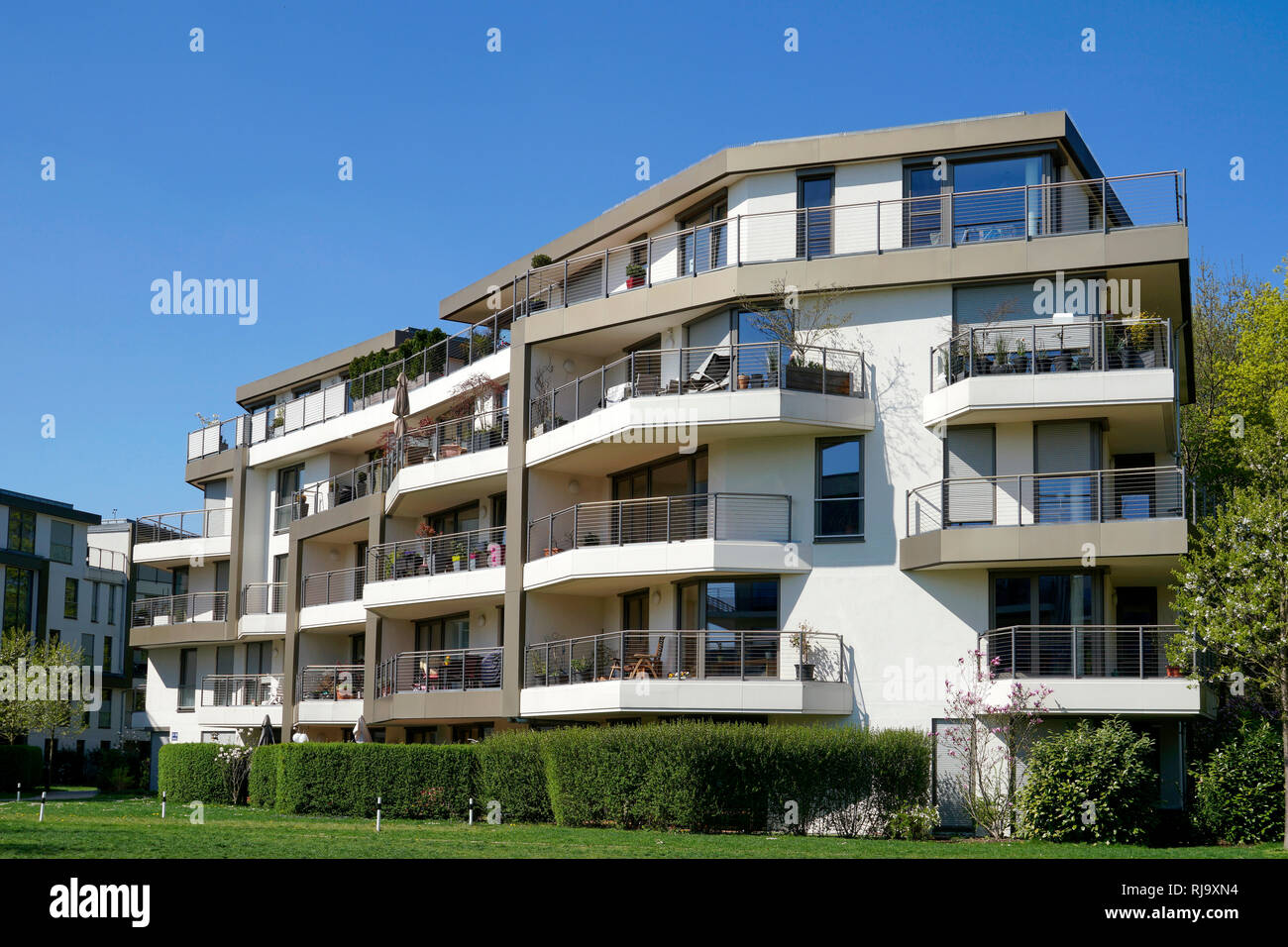 Deutschland, Bayern München Neuhausen, Wohnanlage, balkone, Grünanlage Foto Stock