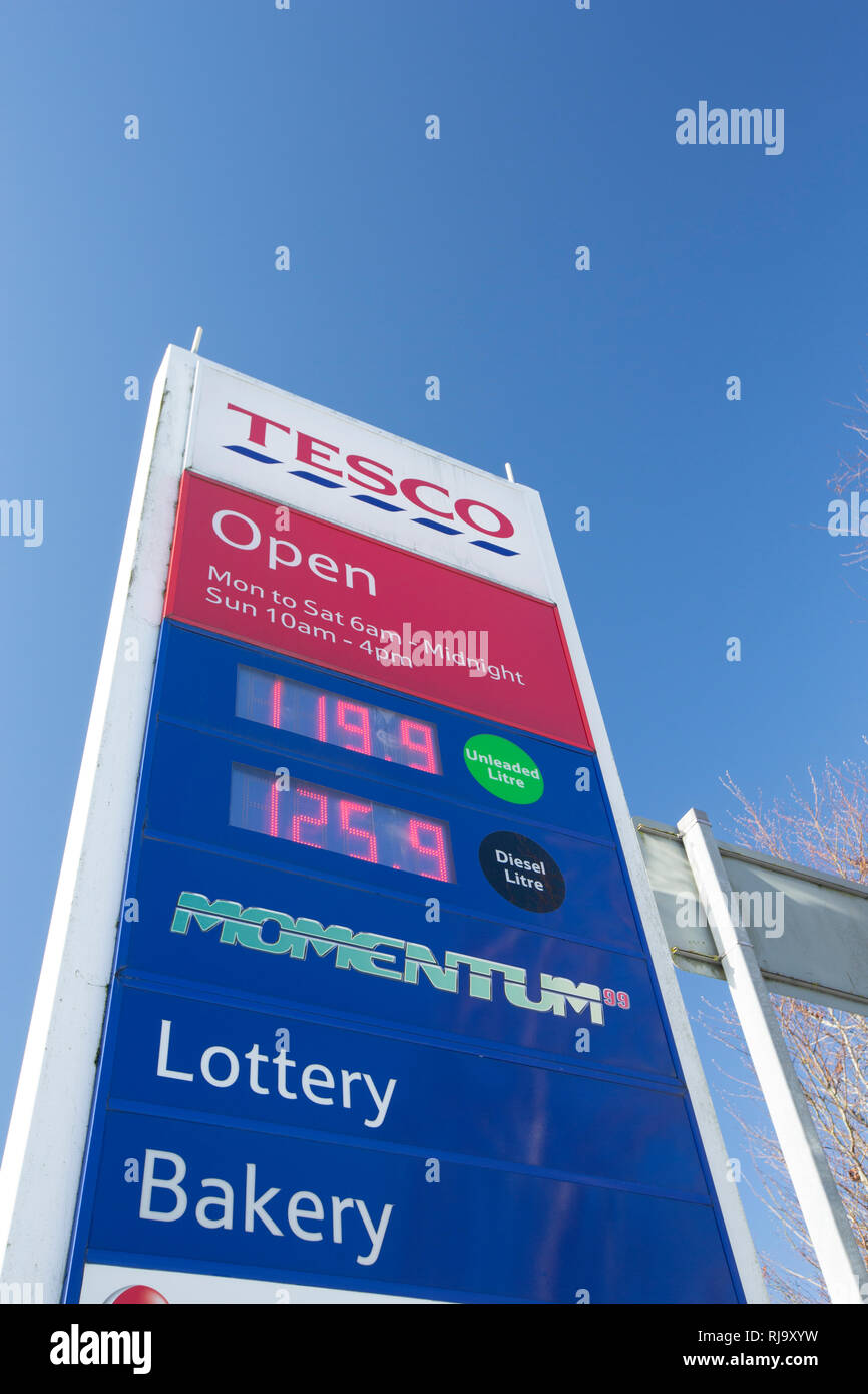 Un segno di Tesco con i prezzi del carburante per la benzina e il diesel. Il Dorset England Regno Unito GB Foto Stock