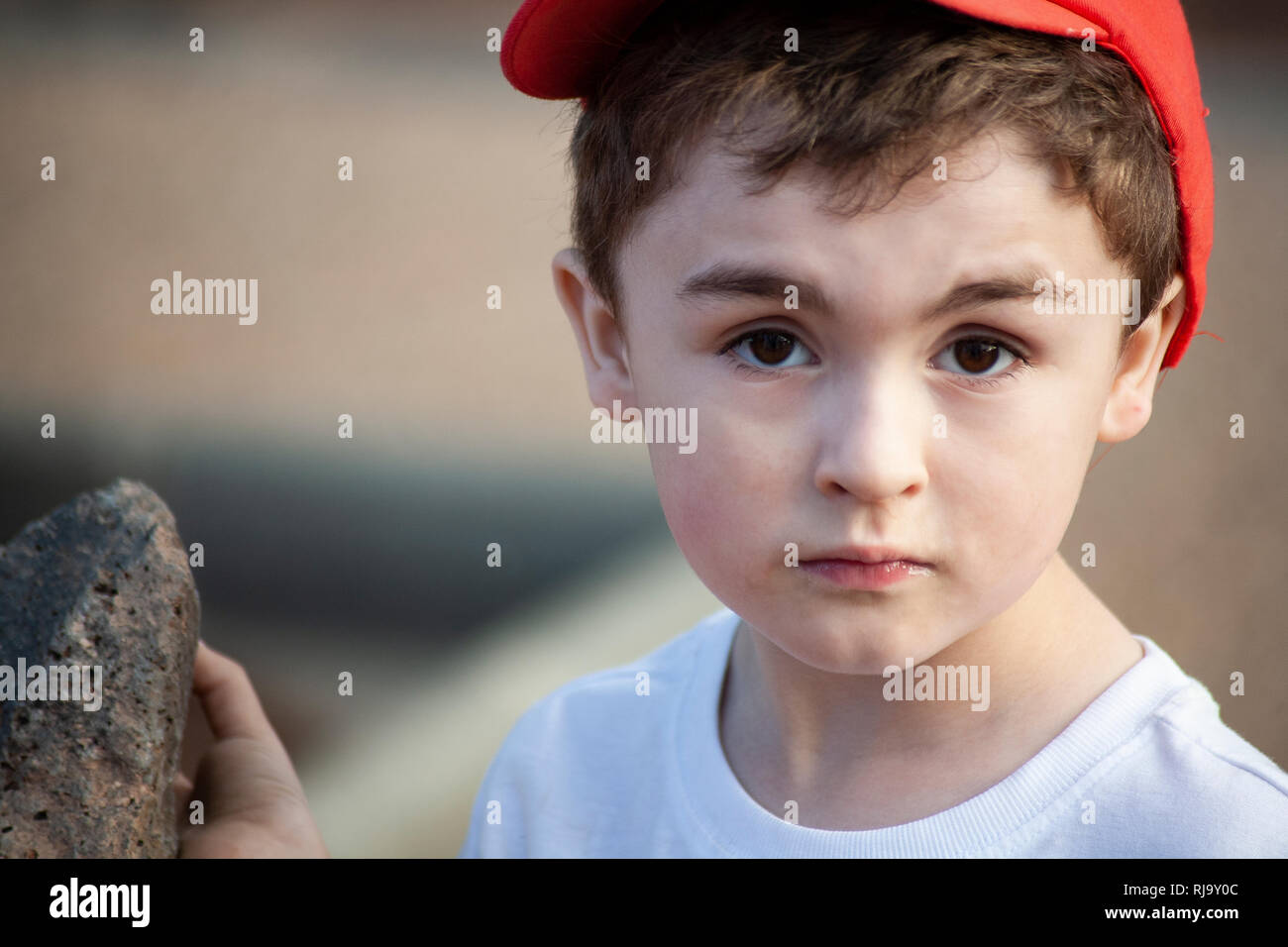 Un bambino piccolo con rock Foto Stock