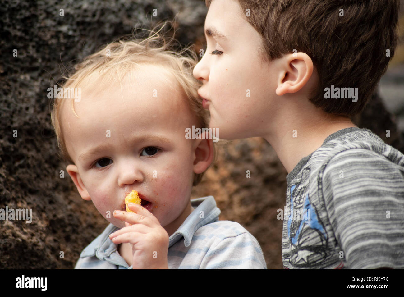 Fratelli baciare e coccole Foto Stock