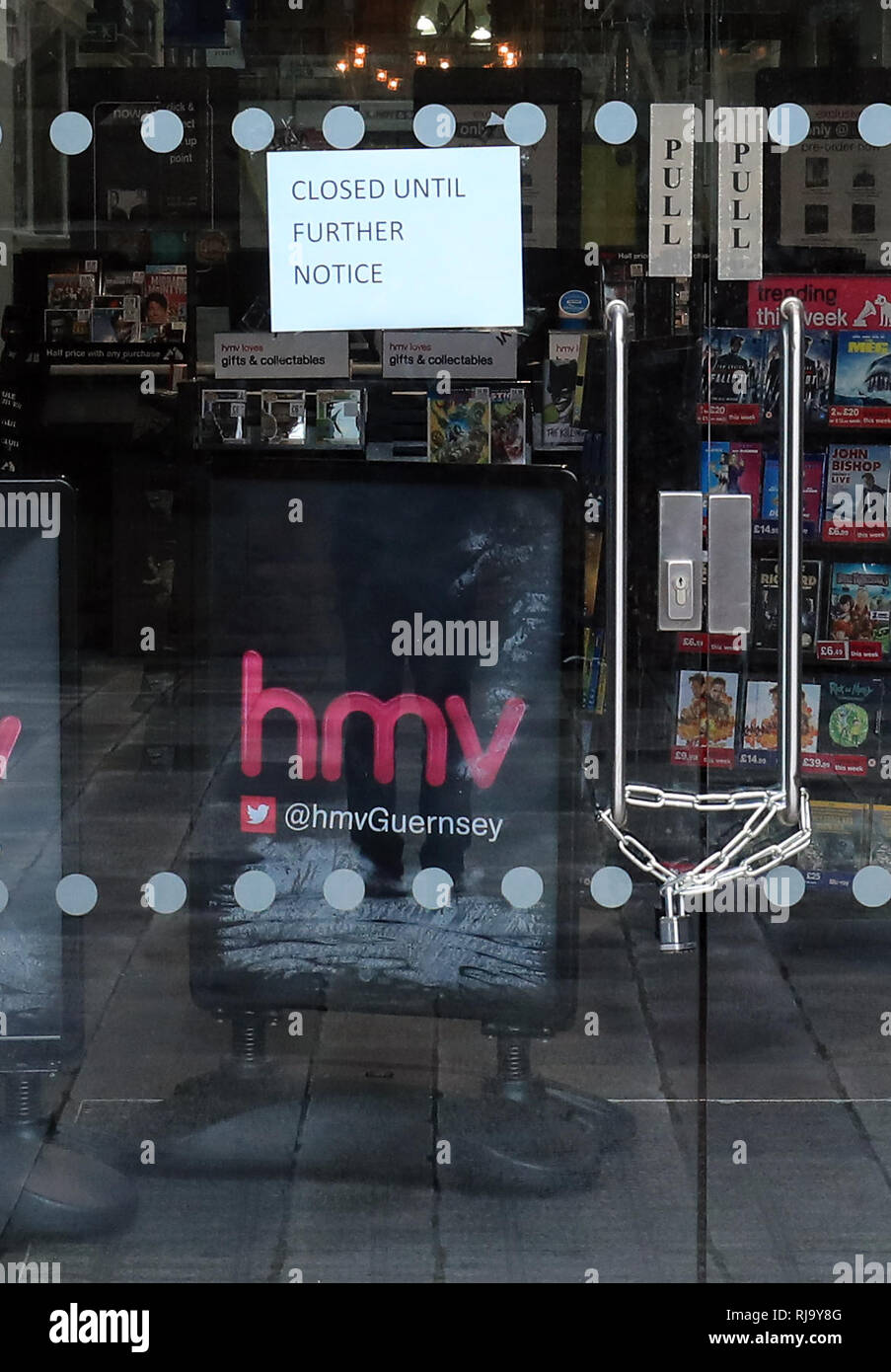 Una vista del bloccato chiuso HMV store in Guernsey come gli amministratori di HMV, KPMG ha rilasciato il suo elenco di negozi HMV prevista per la chiusura. Foto Stock