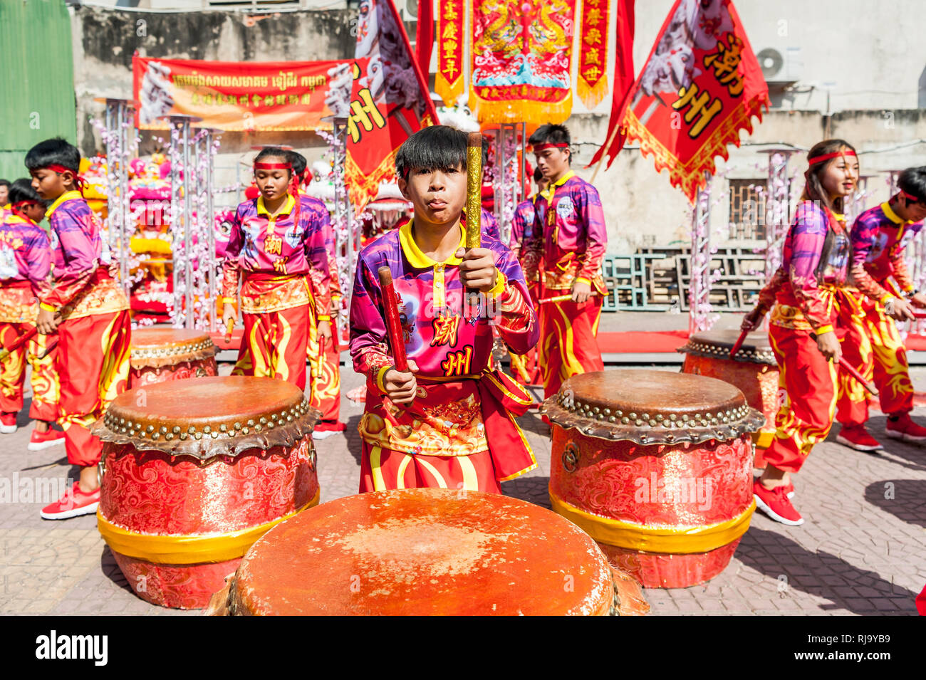 Un cambogiano di danza e gruppo musicale pratica le loro competenze prima del nuovo anno cinese nella città di Phnom Penh. Foto Stock