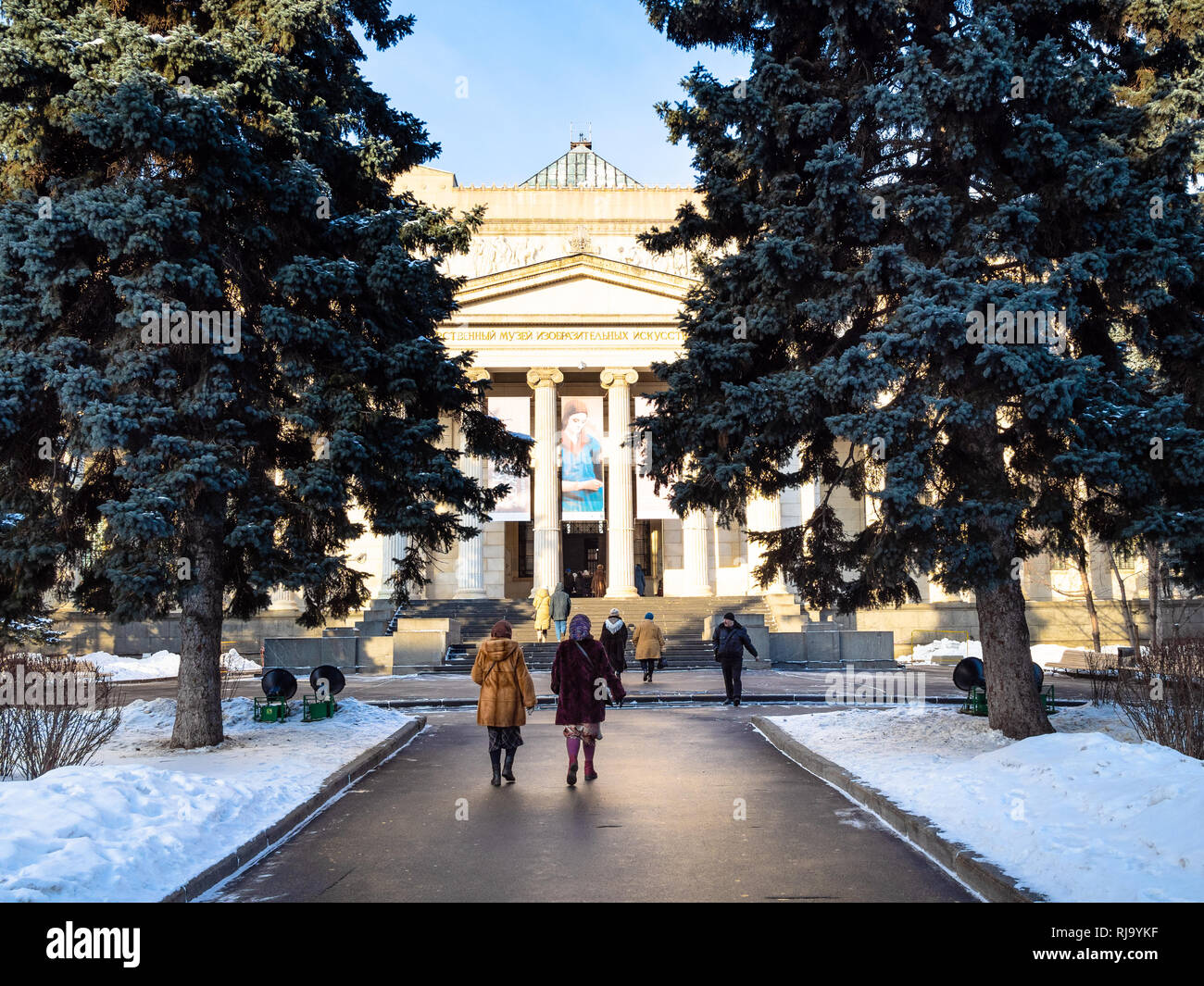 Mosca, Russia - 25 gennaio 2019: visitatori vai alla entrata di Pushkin Museo Statale di belle arti presso Vohonka street nel giorno d'inverno. Museo Puskin è il Foto Stock