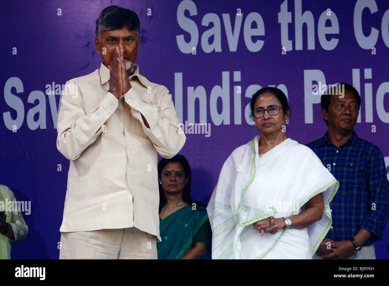 Kolkata, India. 05 feb 2019. Andhra Pradesh Chief Minister N Chandrababu Naidu (sinistra) incontra il Bengala Occidentale Chief Minister Mamata Banerjee (a destra) per esprimere solidarietà a Mamata Banerjee sit in segno di protesta contro il governo centrale al di sopra della CBI tentativo di interrogatorio Kolkata commissario di polizia. Credito: Saikat Paolo/Pacific Press/Alamy Live News Foto Stock