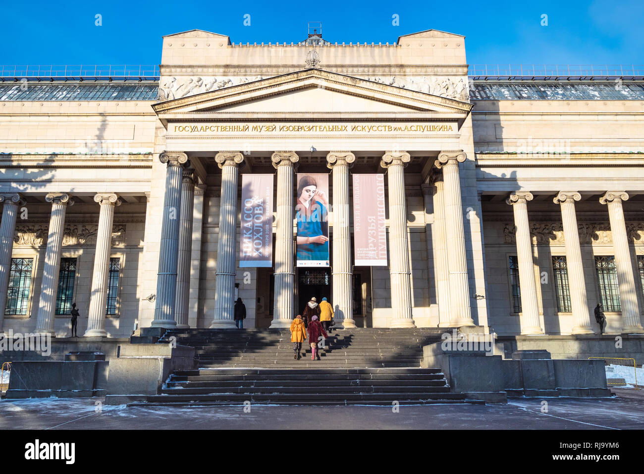 Mosca, Russia - 25 gennaio 2019: i visitatori sui gradini di ingresso a Pushkin Museo Statale di belle arti presso Vohonka street. Museo Puskin è il più grande Foto Stock