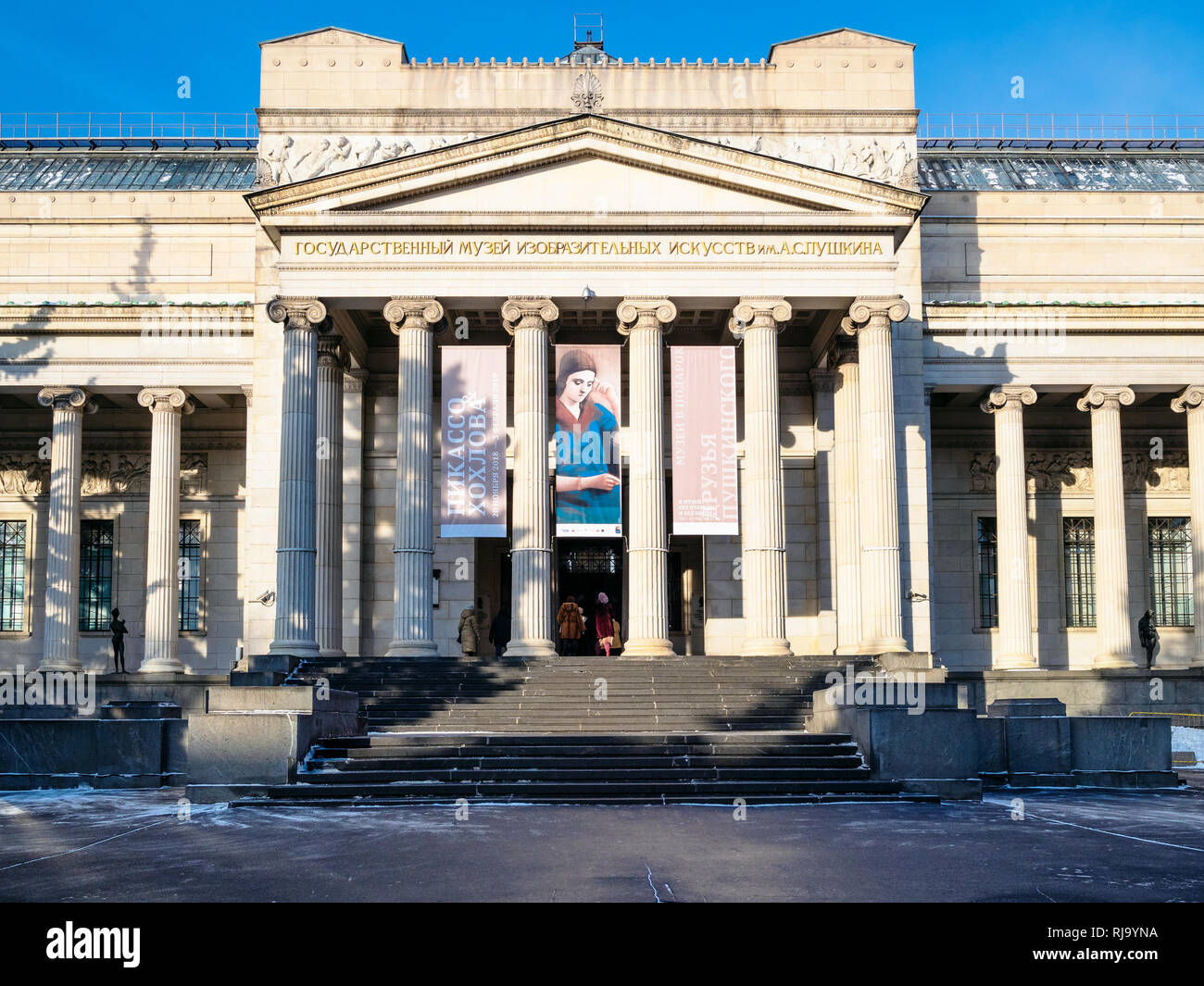 Mosca, Russia - 25 gennaio 2019: i visitatori in porte di Pushkin Museo Statale di belle arti presso Vohonka street. Museo Puskin è il più grande museo di e Foto Stock