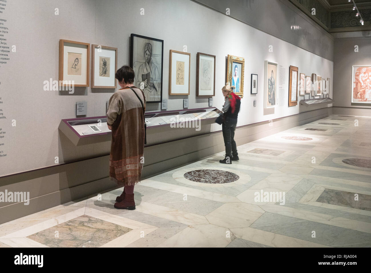 Mosca, Russia - 25 gennaio 2019: Visitatori vicino stand nella mostra in Pushkin Museo Statale di belle arti presso Vohonka street. Museo Puskin è il Foto Stock