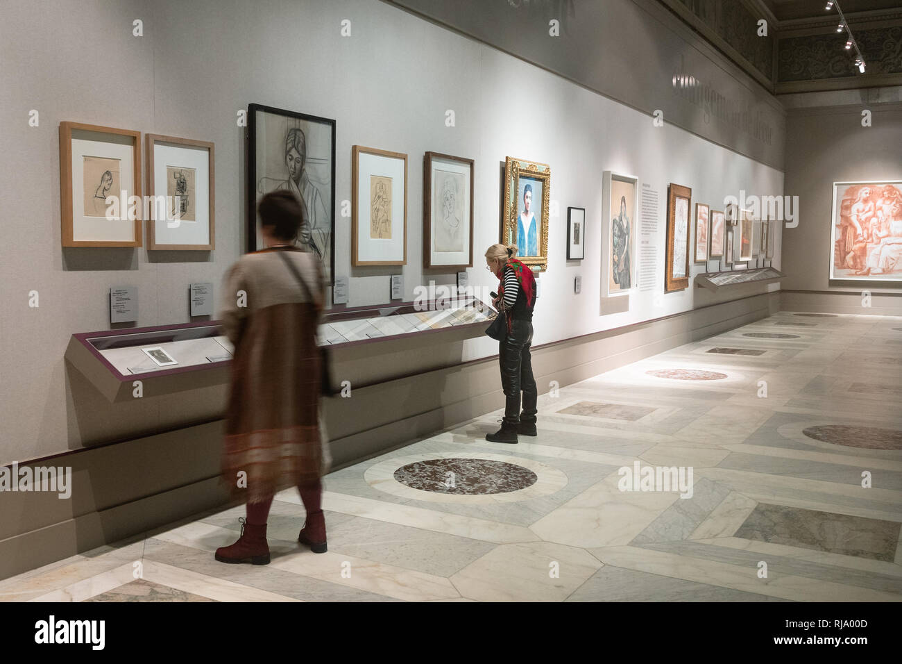 Mosca, Russia - 25 gennaio 2019: la gente vicino a documenti in esposizione in Pushkin Museo Statale di belle arti presso Vohonka street. Museo Puskin è t Foto Stock