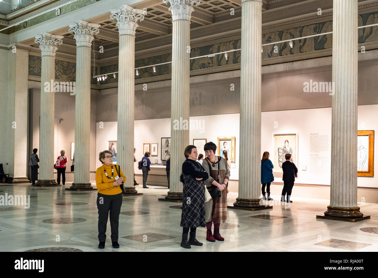 Mosca, Russia - 25 gennaio 2019: visitatori vista dipinti nella Sala Bianca di Pushkin Museo Statale di belle arti presso Vohonka street. Museo Puskin è il Foto Stock