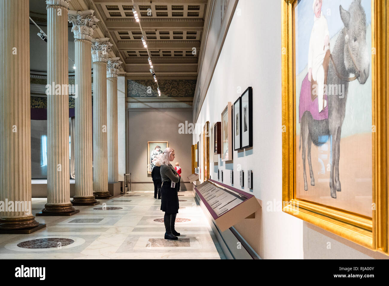 Mosca, Russia - 25 gennaio 2019: i visitatori per visualizzare le immagini in Sala Bianca di Pushkin Museo Statale di belle arti presso Vohonka street. Museo Puskin è il Foto Stock