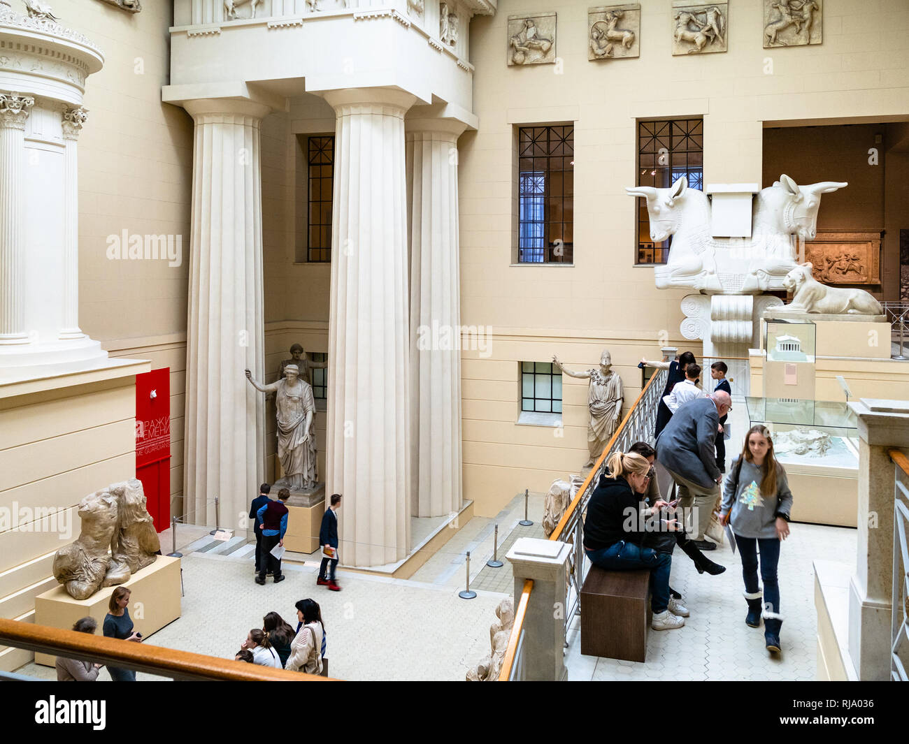 Mosca, Russia - 25 gennaio 2019: i visitatori in greco antico cortile di Pushkin Museo Statale di belle arti presso Vohonka street. Museo Puskin è l Foto Stock