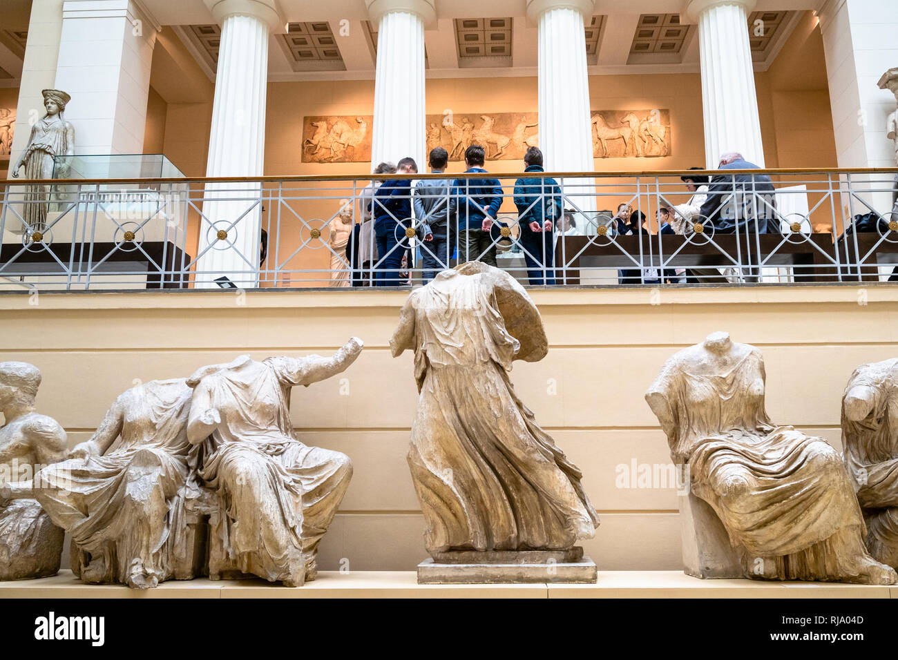 Mosca, Russia - 25 gennaio 2019: i visitatori e repliche di statue in greco antico cortile di Pushkin Museo Statale di Belle Arti. Museo Puskin è Foto Stock