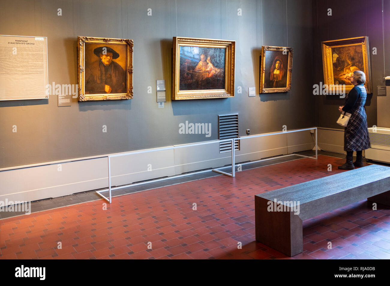 Mosca, Russia - 25 gennaio 2019: ospite in camera di Rembrandt nel salone principale in Pushkin Museo Statale di Belle Arti. Museo Puskin è il più grande Foto Stock
