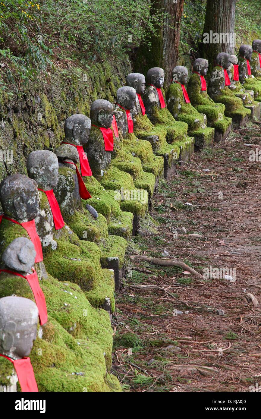 Nikko, Giappone - statue di jizo al famoso Kanmangafuchi. Jizo, noto anche come Ksitigarbha bodhisattvas sono in East Asian Buddismo. Foto Stock