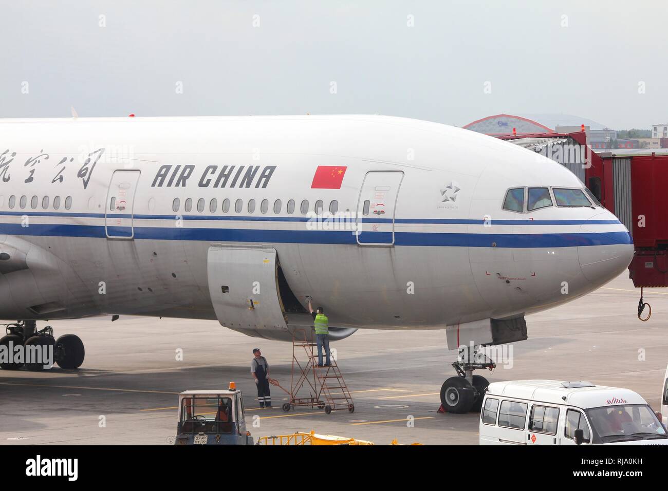 Mosca - 12 Maggio: passeggeri Air China Boeing 777 il 12 maggio 2012 presso l'aeroporto di Sheremetyevo di Mosca. È la terza più grande compagnia aerea del continente asiatico con 49,3 mi Foto Stock