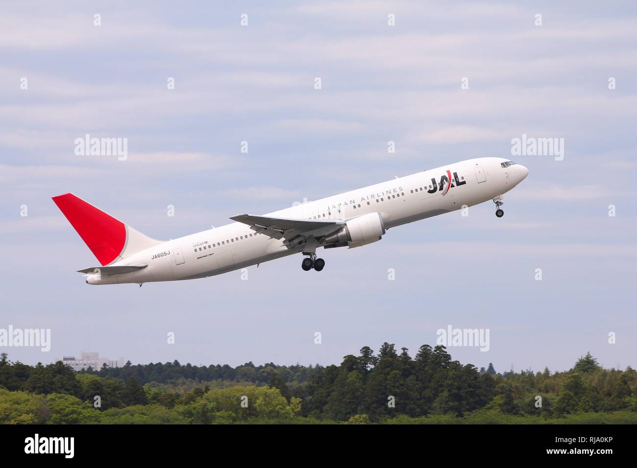 TOKYO - 12 Maggio: Japan Airlines Boeing 767 prende il largo su 12 maggio 2012 dall'Aeroporto Narita di Tokyo. Nell'anno fiscale conclusosi il 31 marzo 2009 il gruppo JAL carr Foto Stock