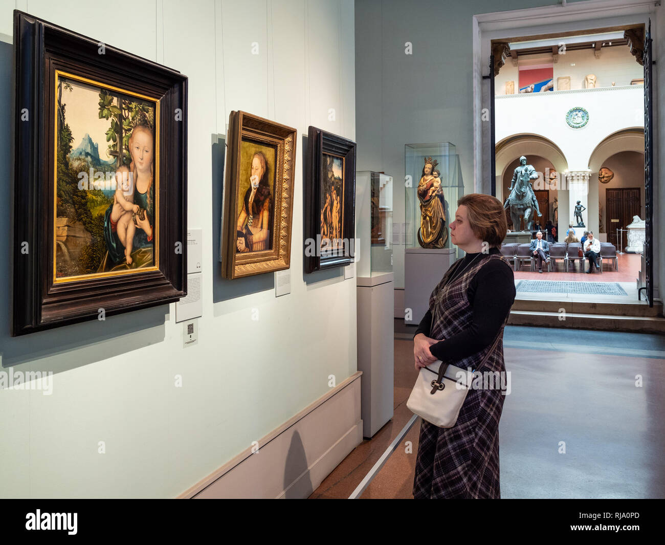 Mosca, Russia - 25 gennaio 2019: visitatore visualizza dipinti nella stanza di Lucas Cranach il Vecchio in Pushkin Museo Statale di Belle Arti. Museo Puskin è t Foto Stock