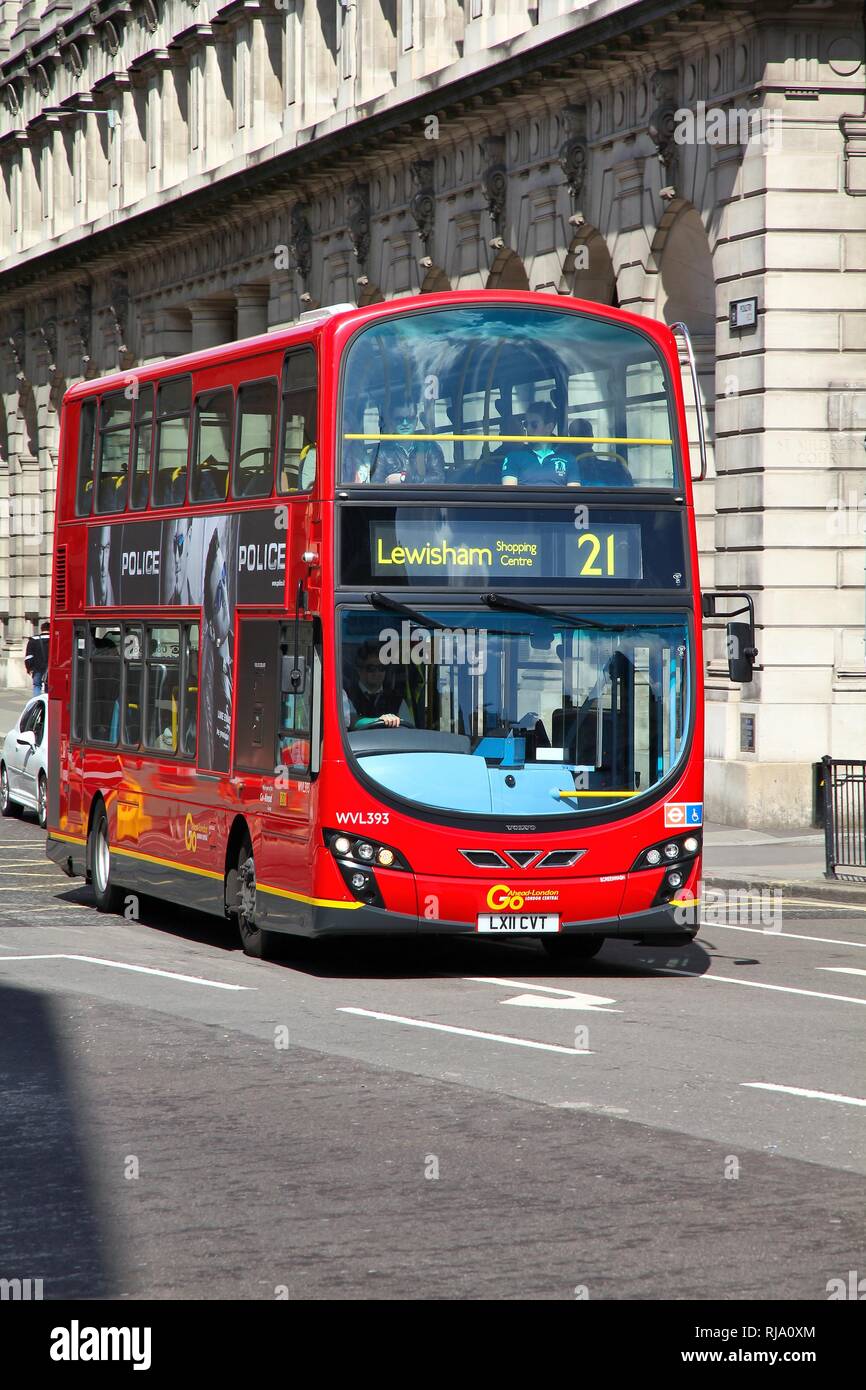 LONDON, Regno Unito - 13 Maggio 2012: la gente ride London bus a Londra. Come del 2012, LB serve 19.000 fermate di autobus con una flotta di autobus 8000. In un giorno feriale 6 milioni di Foto Stock