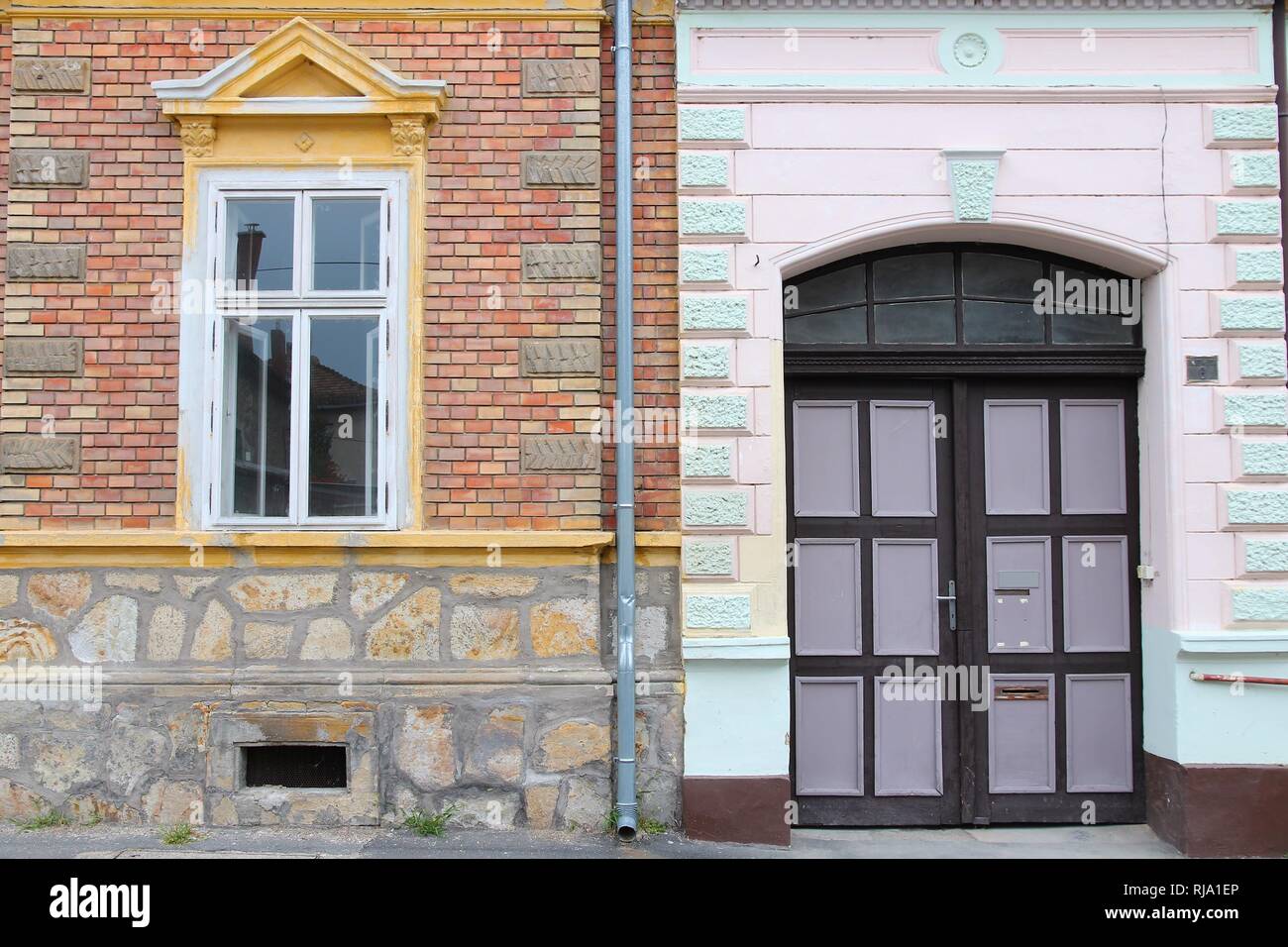 Street view a Keszthely, Ungheria. Vecchia architettura in Zala county. Foto Stock