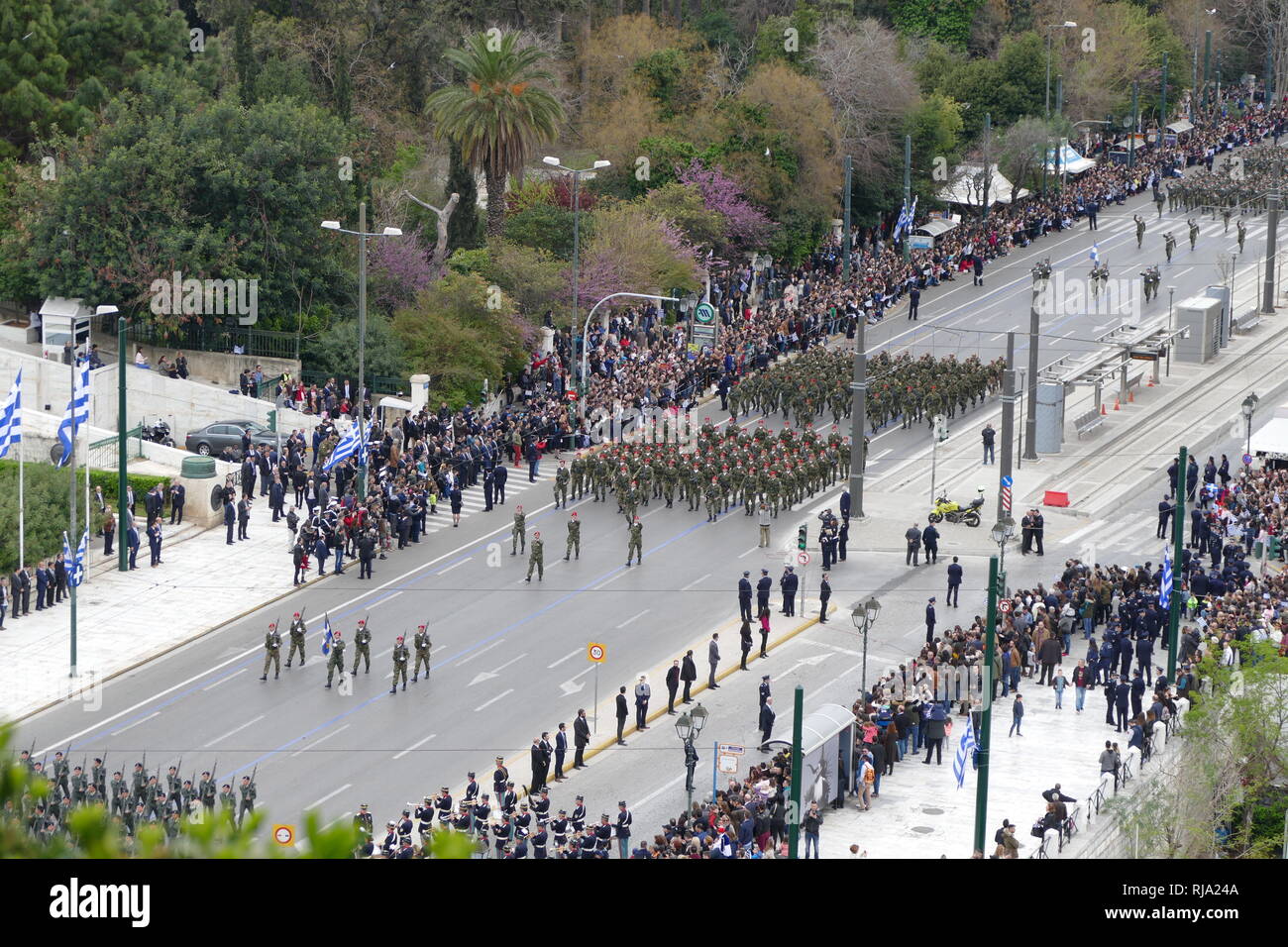 Militare greca, sfilata di Atene per il 2018 Celebrazioni del giorno dell'indipendenza. La Grecia è un membro dell'Organizzazione del Trattato del Nord Atlantico (NATO). Foto Stock