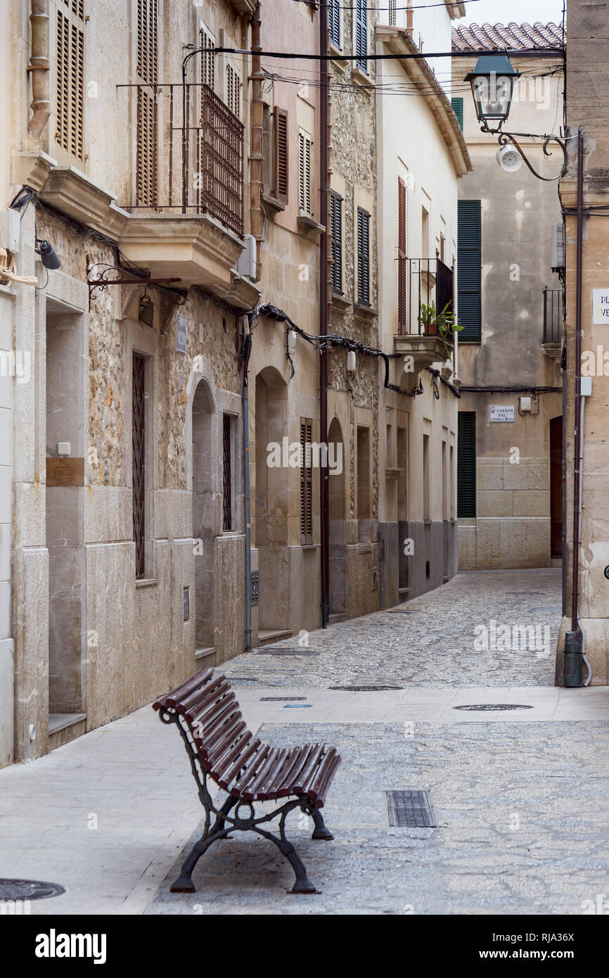 Vicolo vuoto di Pollenca, città nel nord-est dell'isola di Mallorca, Mare mediterraneo, Isole Baleari, Spagna, Europa meridionale Foto Stock