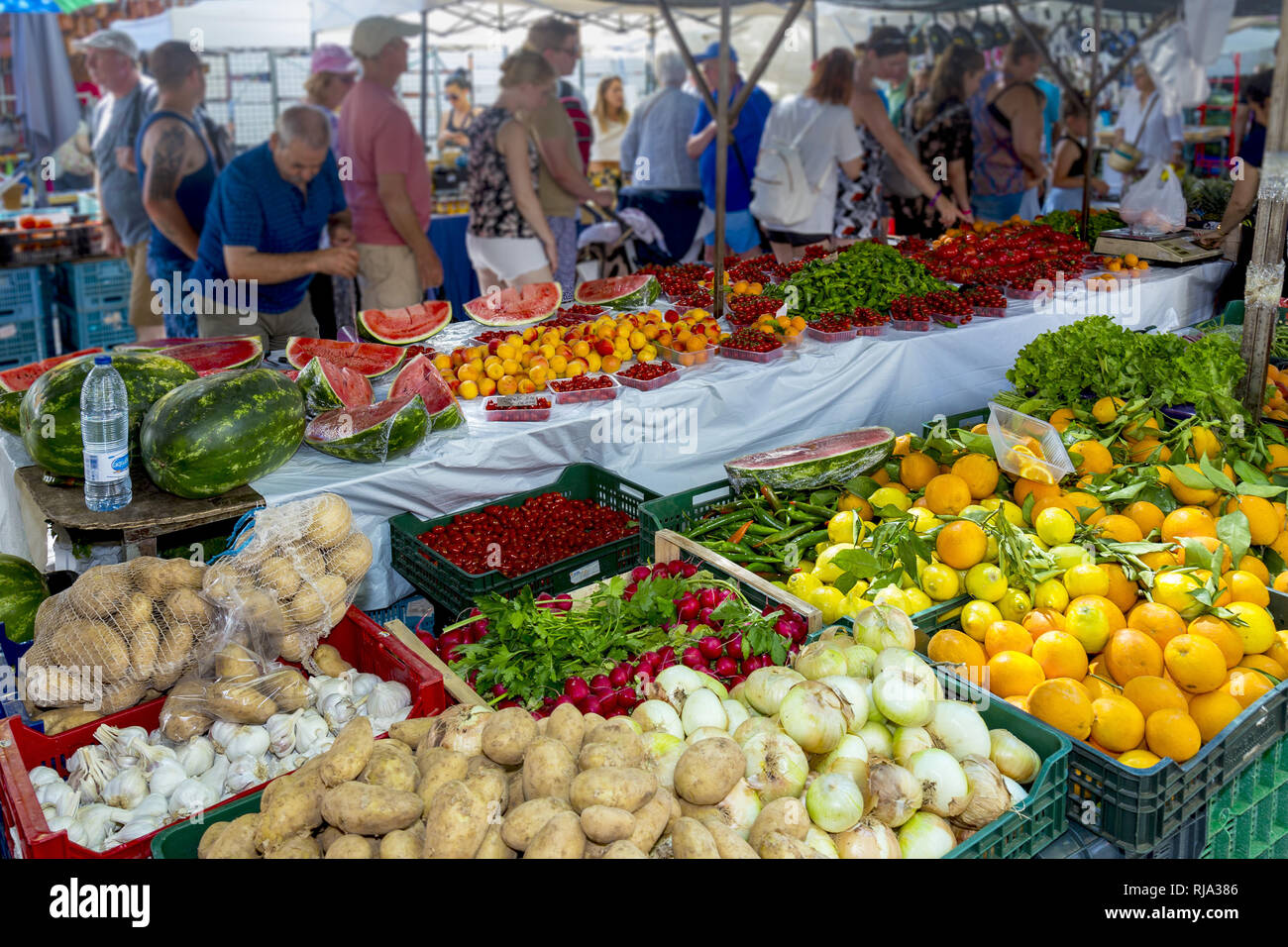 La vendita di frutta e verdura, mercato settimanale, Alcudia, costa nord dell'isola di Mallorca, Mediterraneo, Spagna, Europa meridionale Foto Stock