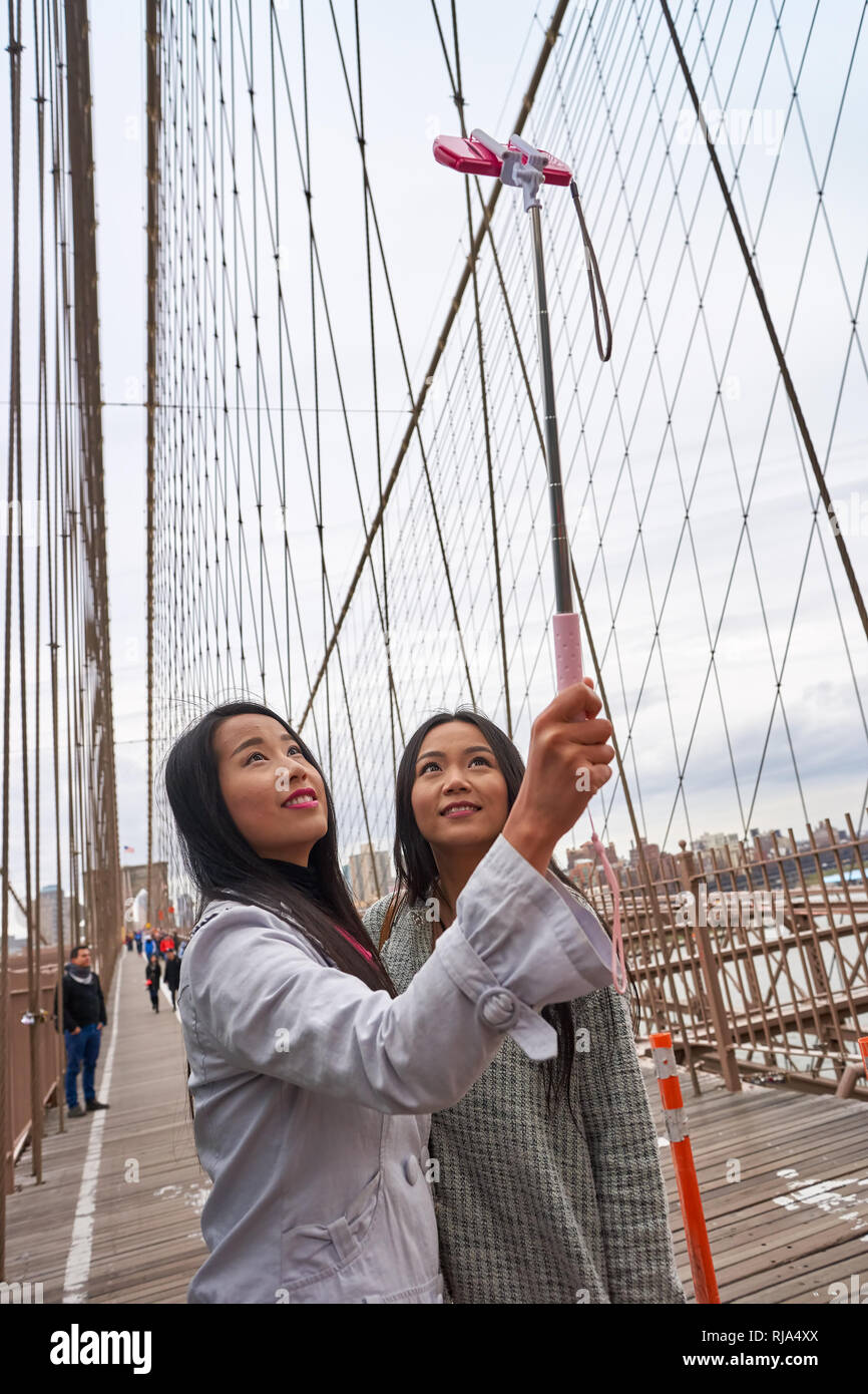 NEW-YORK - CIRCA NEL MARZO 2016: le donne che prendono un selfie a New York. Un selfie è un autoritratto fotografia, tipicamente scattate con una fotocamera digitale o camer Foto Stock