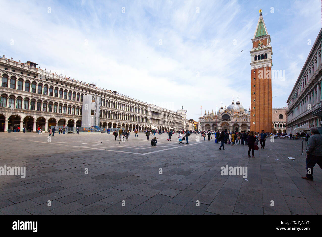 Piazza San Marco con il Campanile di San Marco e gli edifici con portici a Venezia Foto Stock