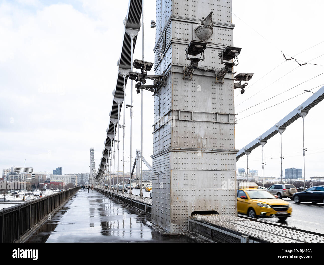 I supporti in acciaio di Krymsky (Crimea) ponte sul fiume Moskva nella città di Mosca in nuvoloso giorno d'inverno. Krymsky Bridge è il solo ponte di sospensione in al Foto Stock