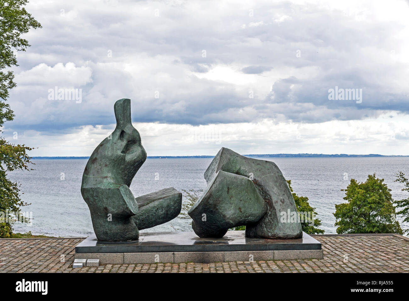 Humlebaek (Danimarca): Il Museo Louisiana di Arte Moderna, situato sulla riva dell'Øresund; Herny Moore: Due pezzo figura distesa n. 5 Foto Stock
