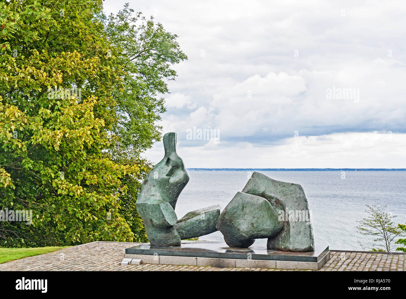 Humlebaek (Danimarca): Il Museo Louisiana di Arte Moderna, situato sulla riva dell'Øresund; Herny Moore: Due pezzo figura distesa n. 5 Foto Stock