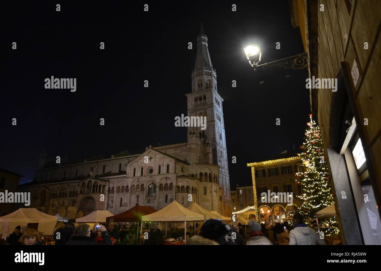 Modena, Emilia Romagna, Italia. Dicembre 2018. Piazza Maggiore è il centro della città. La torre dell orologio e la cattedrale sono elementi caratteristici Foto Stock