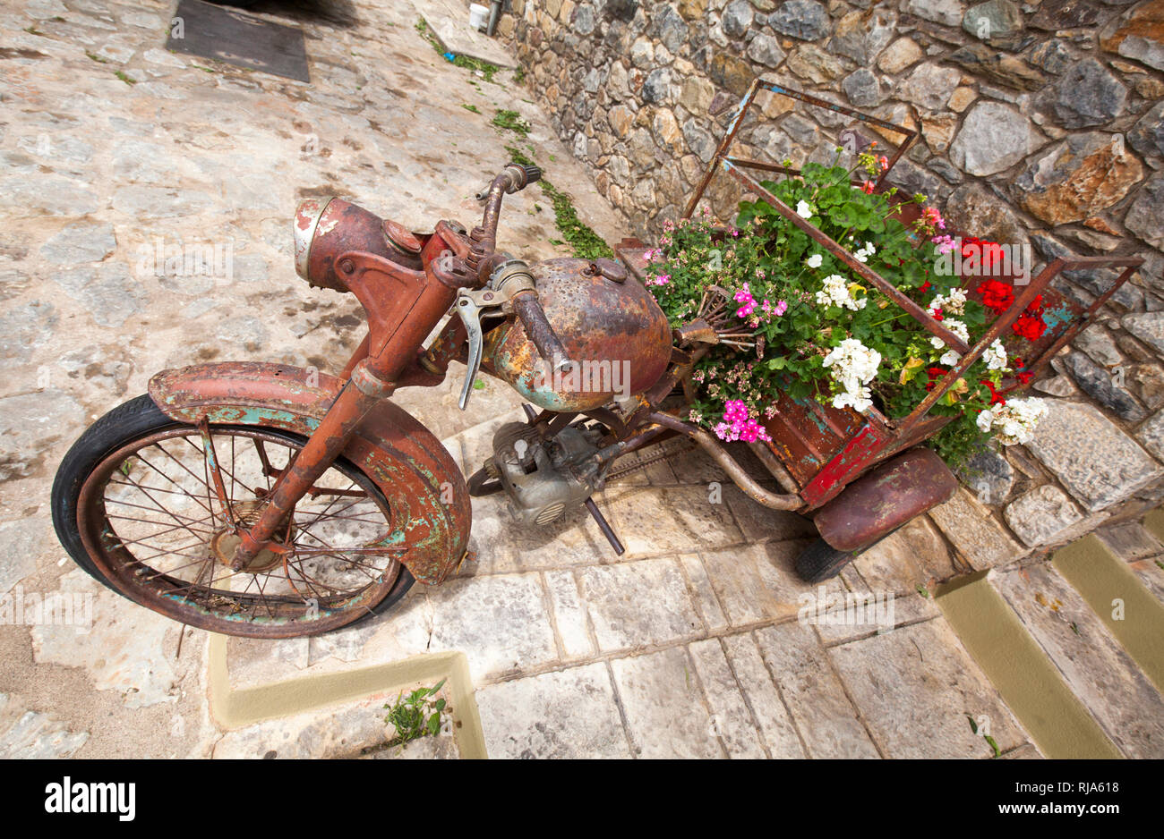 Rusty motocicletta come un eye-catcher in Grecia Foto Stock