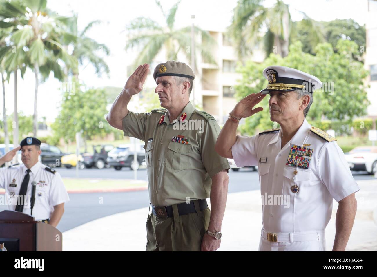 CAMP H.M. SMITH, Hawaii (nov. 1, 2016) Il comandante degli STATI UNITI Pacifico Comando (USPACOM), ADM. Harry Harris, Jr. e Nuova Zelanda Capo delle Forze di Difesa, Lt. Gen. Tim Keating rendere onori durante un onore cerimonia al quartier generale USPACOM. Durante la sua visita alle Hawaii, Keating si incontrano con i dirigenti senior, interagiscono con il servizio degli Stati Uniti i membri e i tour strutture militari. Foto Stock