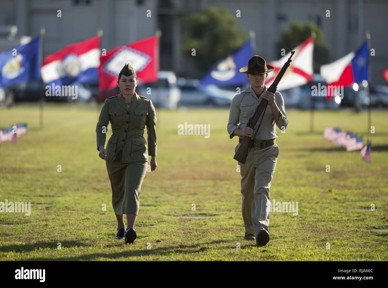 Lancia Cpl. Jennifer Rosas, sinistra e PFC. Normand Corthell, destro vestito in epoca 1904-1935 Marine Corps uniforme, partecipa alla 241st Marine Corps compleanno pageant uniforme sul ponte di parata al Marine Corps Air Station Iwakuni, Giappone, nov. 1, 2016. La cerimonia visualizzati uniformi risalente al 1775, onorando tradizionale Marine Corps uniformi e storia. Foto Stock